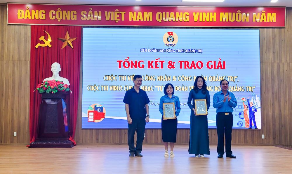  Chủ tịch LĐLĐ tỉnh Quảng Trị Nguyễn Thế Lập (ngo&agrave;i c&ugrave;ng b&ecirc;n phải) v&agrave; TBT Tạp ch&iacute; Lao động & C&ocirc;ng đo&agrave;n Trần Duy Phương (ngo&agrave;i c&ugrave;ng b&ecirc;n tr&aacute;i) trao 2 giải Nhất cuộc thi viết về C&ocirc;ng nh&acirc;n & C&ocirc;ng đo&agrave;n Quảng Trị. - Ảnh: V.P.A